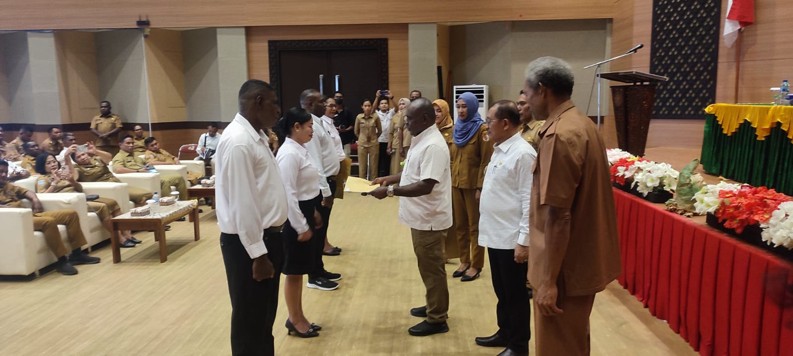 Bupati Merauke Serahkan 575 SK CPNS dan PPPK Formasi 2021
