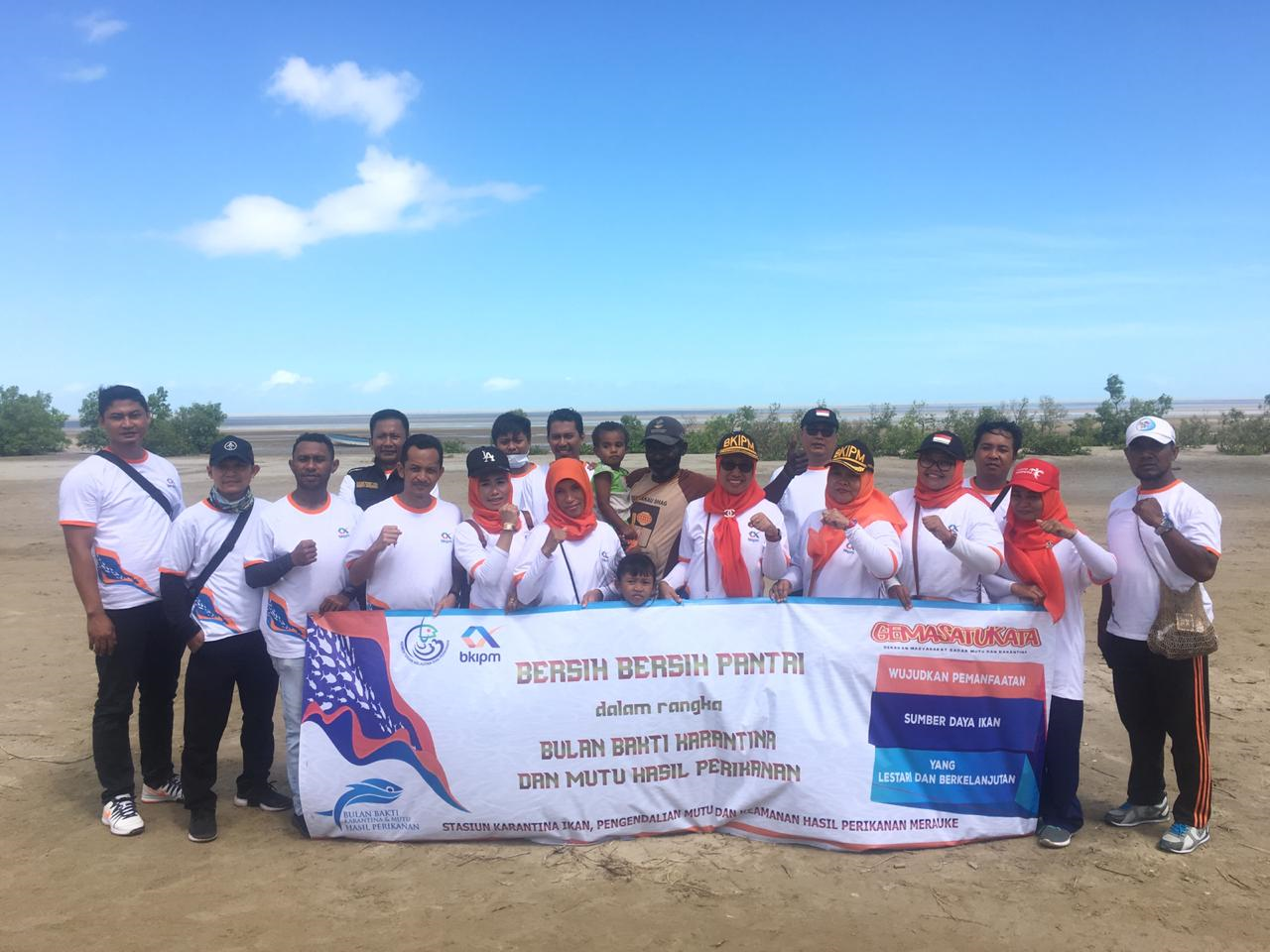 SKIPM, CIQ dan Masyarakat Bersih-Bersih Pantai Payum
