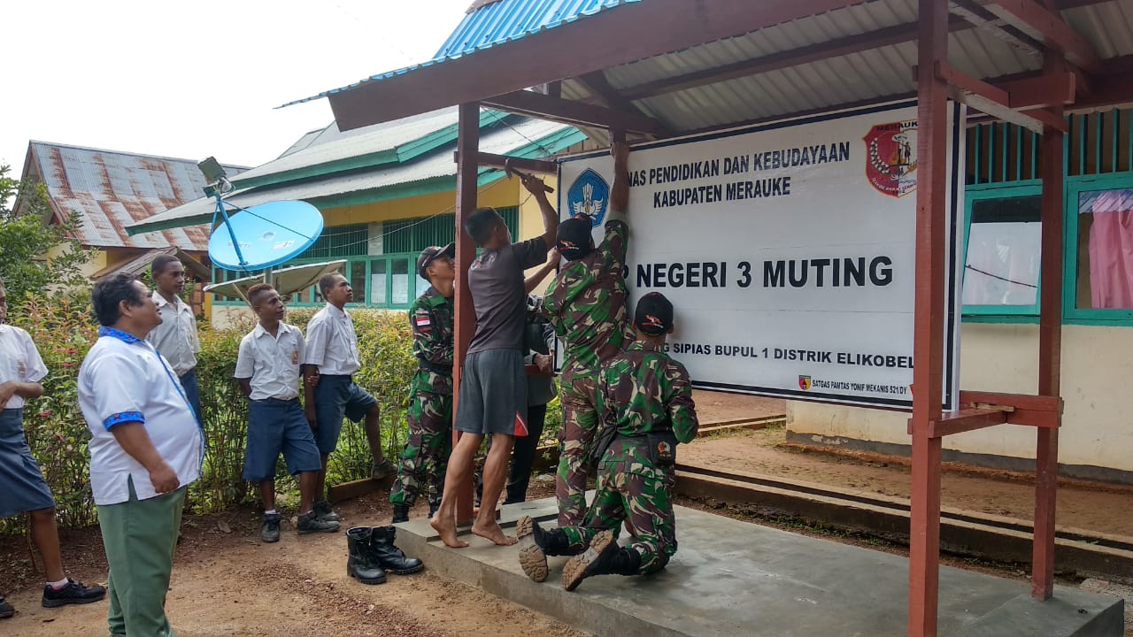 Satgas Yonmek 521/DY Berikan Bantuan Buku Bagi Siswa Perbatasan