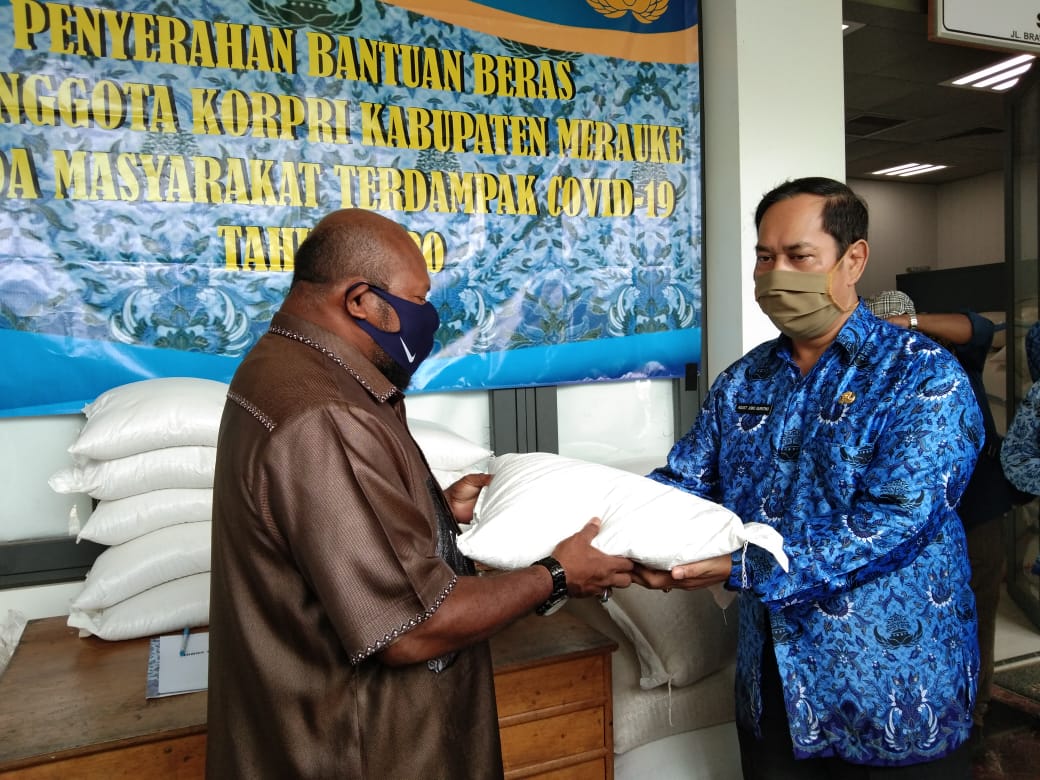 Anggota Korpri Kabupaten Merauke Sumbangan Empat Ton Beras dan 240 Masker