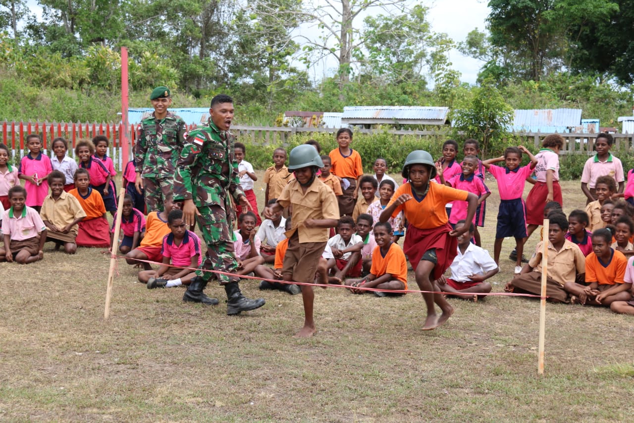Maknai Hari Sumpah Pemuda, Satgas Yonif MR 411/Kostrad Bangun Karakter Pelajar Melalui Fun Games
