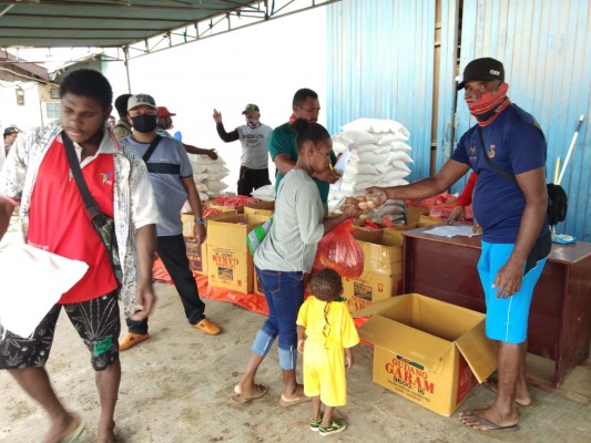 501 Anggota Koperasi TKBM Pelabuhan Laut Merauke Terima Sembako