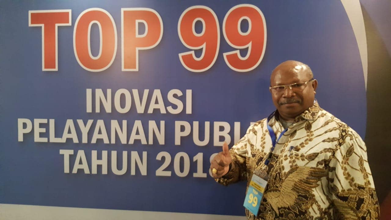 Bupati Merauke Frederikus Gebze Menerima Penghargaan TOP 99 Inovasi Pelayanan Publik tahun 2018.