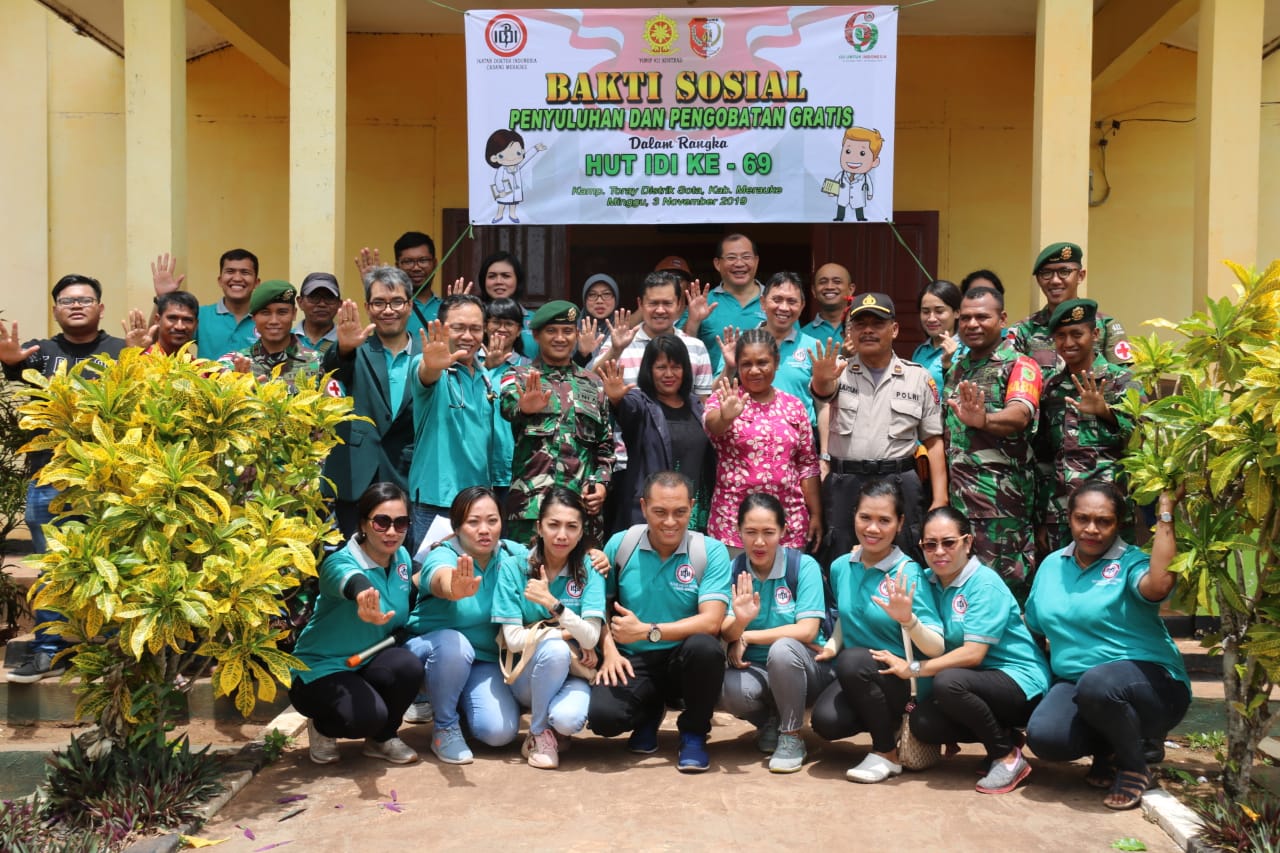 Satgas Pamtas 411/PDW Bersama IDI Merauke Berikan Bansos Bagi Warga Toray