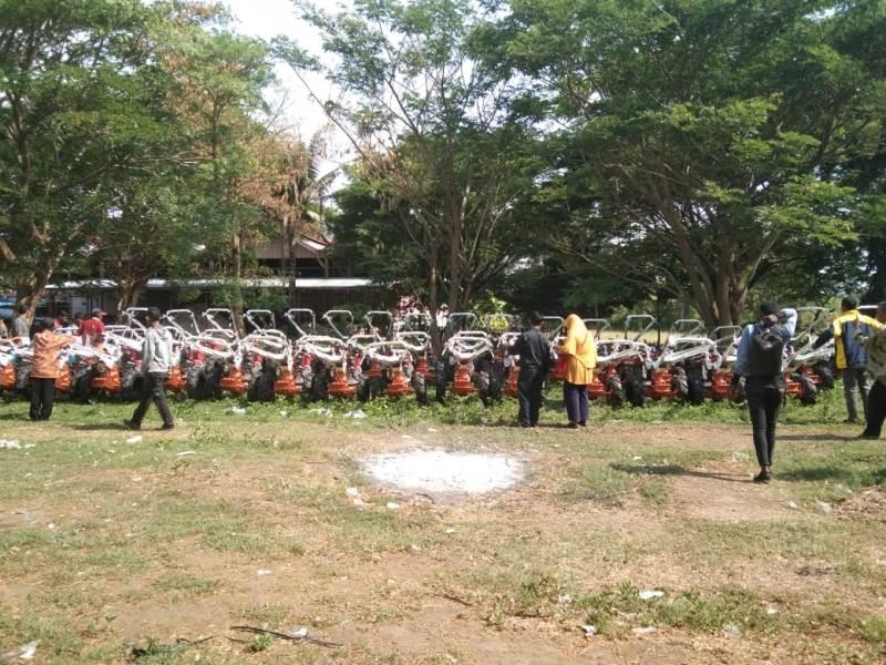 Anggota DPR-RI H. Sulaeman L. Hamzah Serahkan Bantuan Alsintan Bagi Petani Merauke