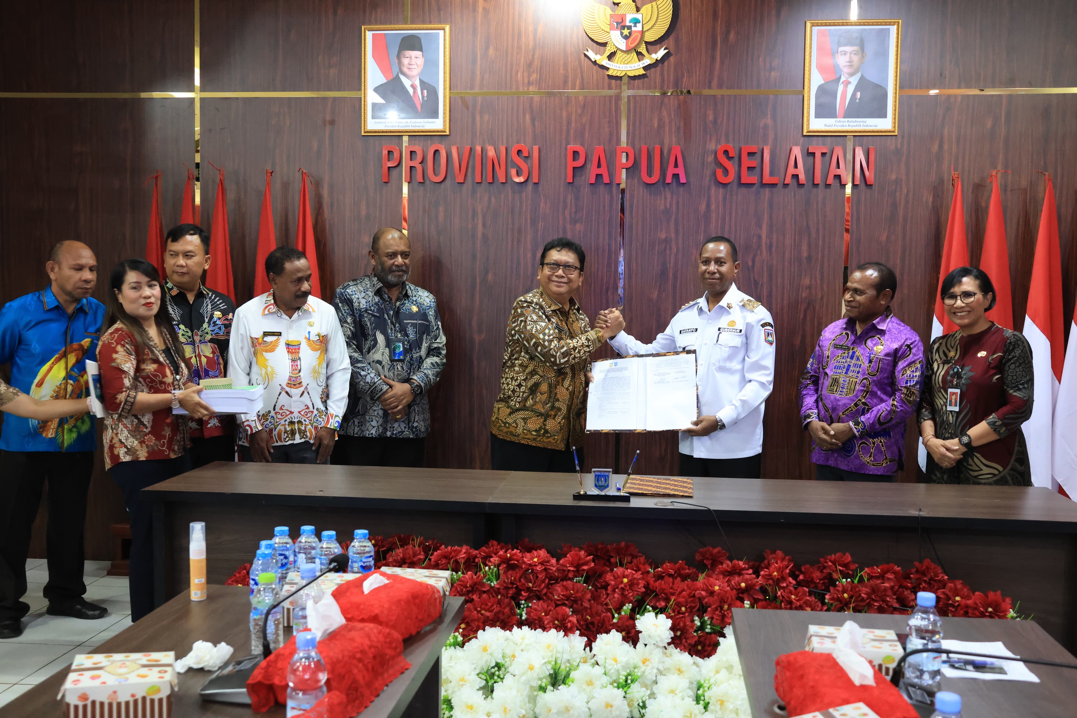 Gubernur Apolo Terima Dokumen Perkebunan Kelapa Sawit dari Pemprov Papua
