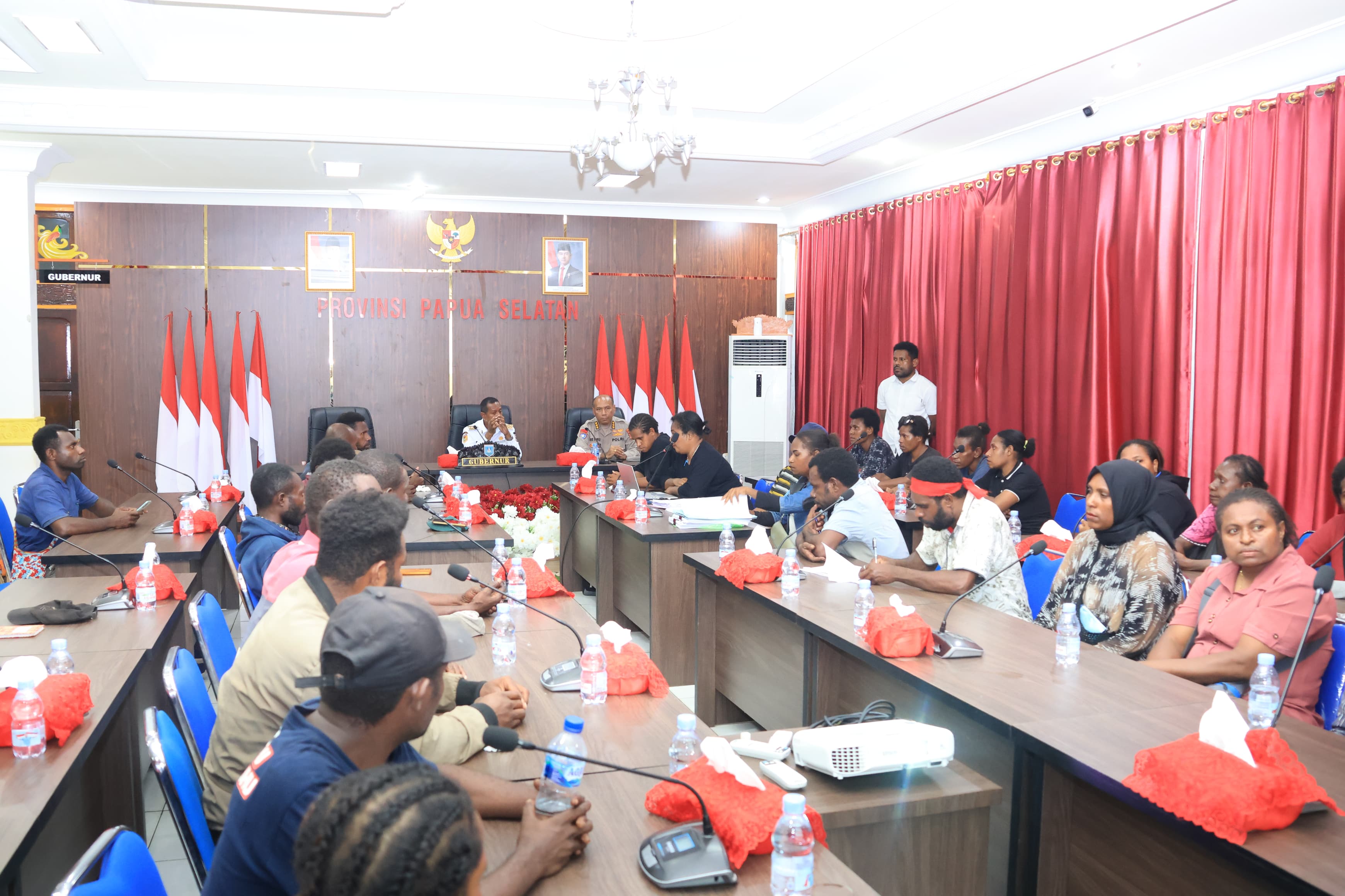 Gubernur Apolo Terima Ratusan Pendemo Pencaker OAP Terkait Hasil Tes CPNS