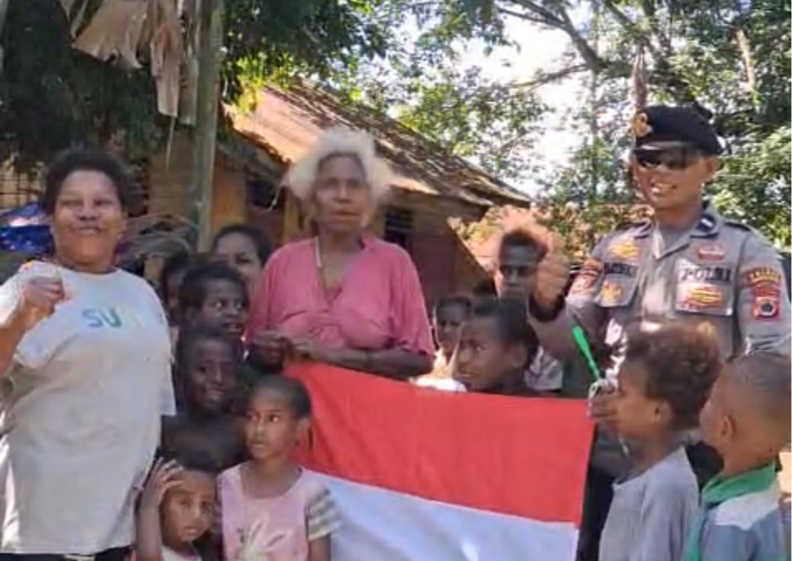 Polres Merauke Bagikan Bendera Merah Putih untuk Dikibarkan Sambut HUT - RI