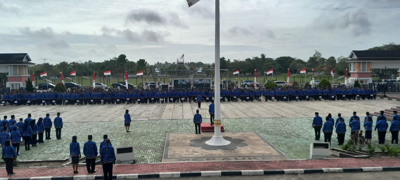 Anggota Korpri Kabupaten Merauke mengikuti apel bulanan di Halaman Kantor Bupati Merauke
