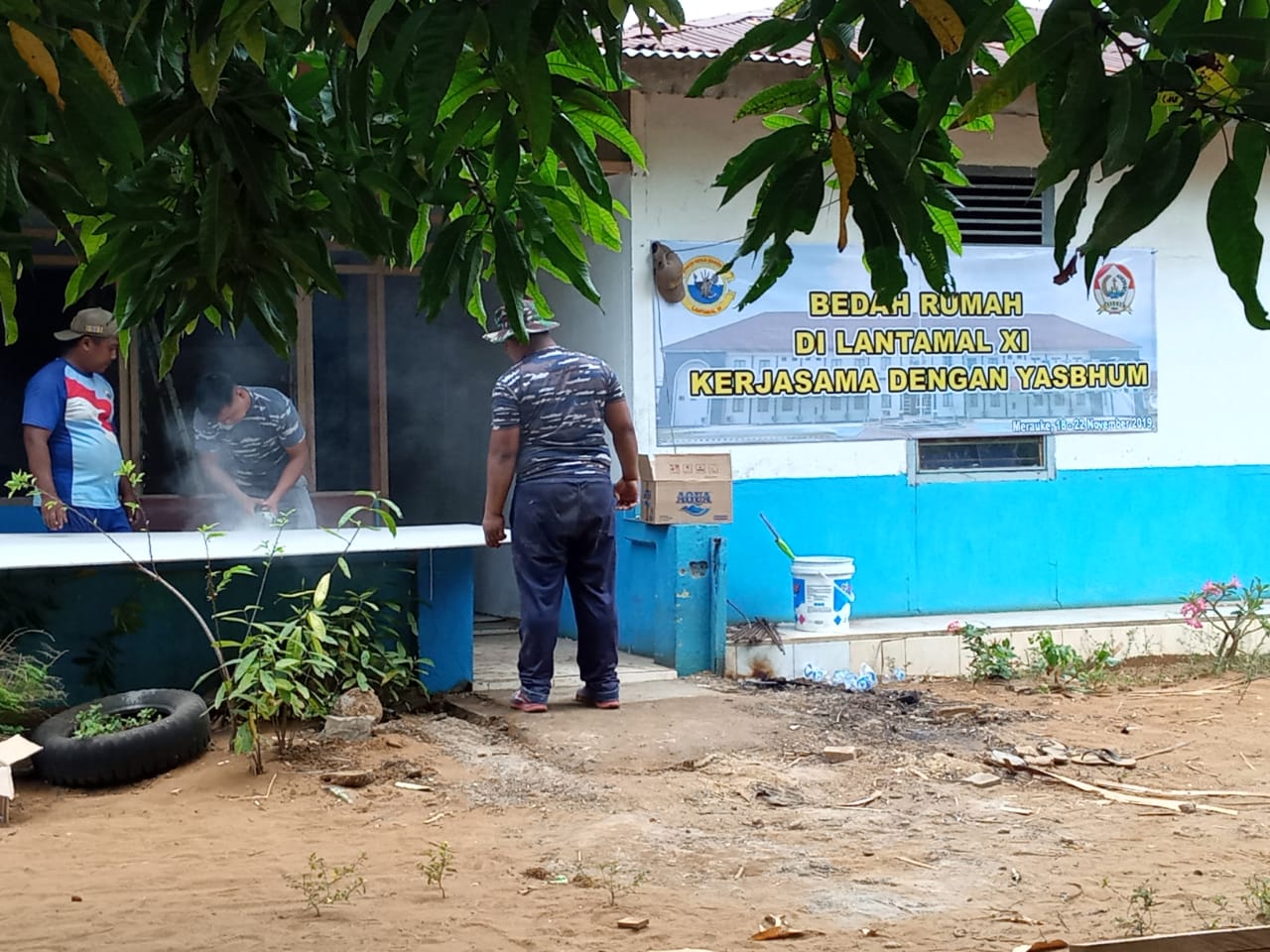Lantamal XI Merauke Bersama Yasbhum Lakukan Karya Bakti Bedah Rumah