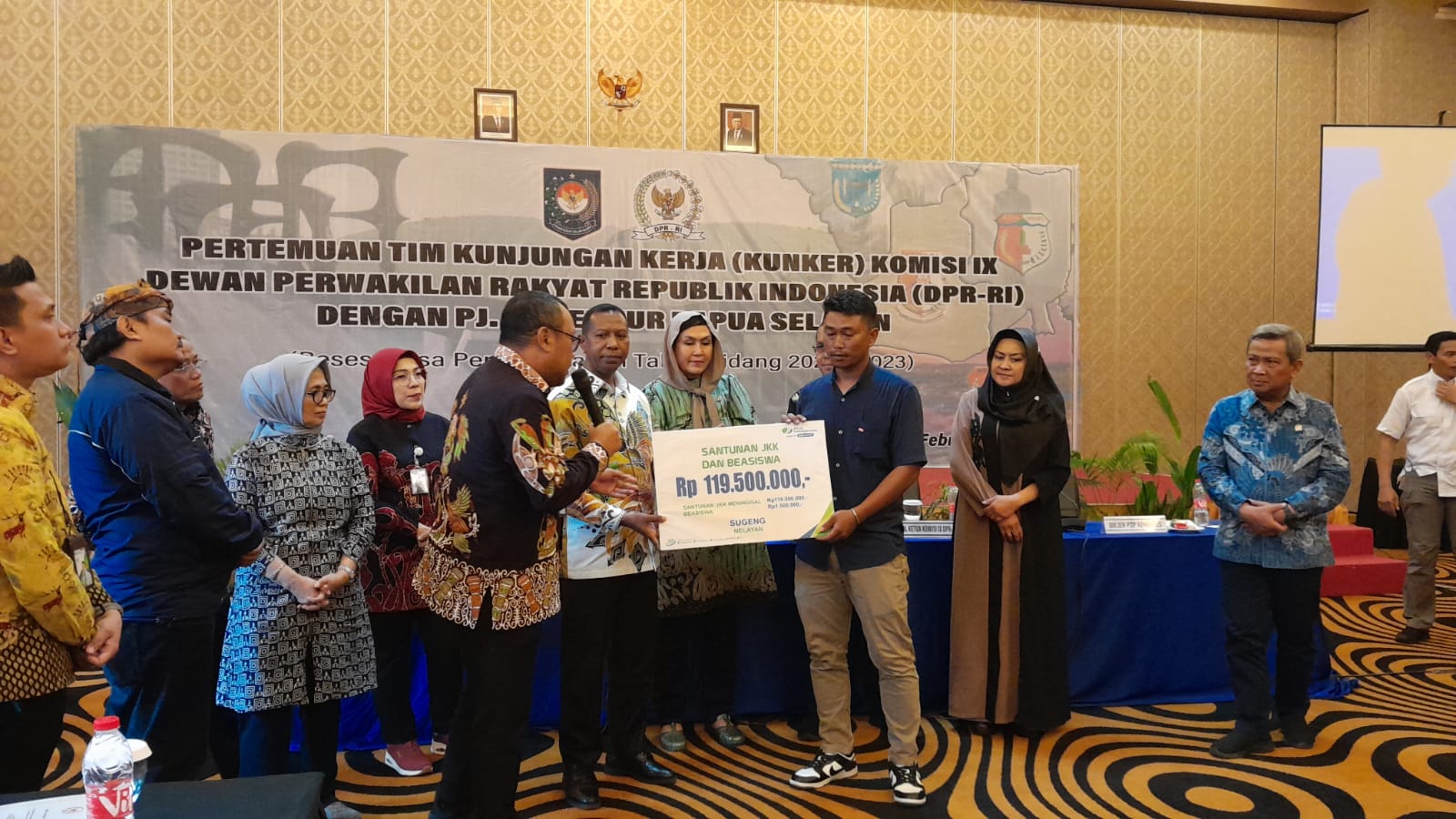 BPJS Ketenagakerjaan Cabang Merauke Serahkan Santunan Kepada Tiga Ahli Waris