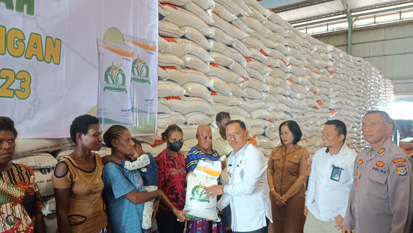 Bulog Merauke Kembali Salurkan Bantuan Pangan Beras Tahap 2