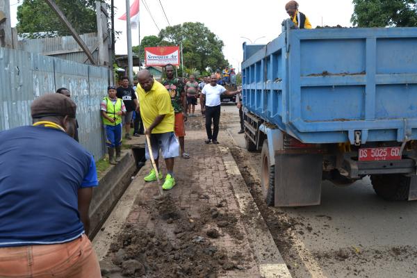 Bupati Merauke Tak Sungkan Bersihkan Sampah