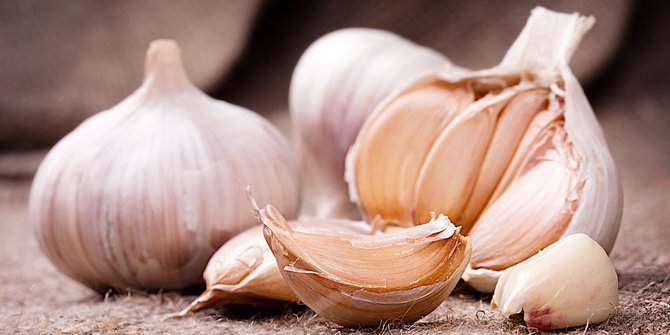 Atasi nyeri punggung dengan ramuan dari bawang putih ini