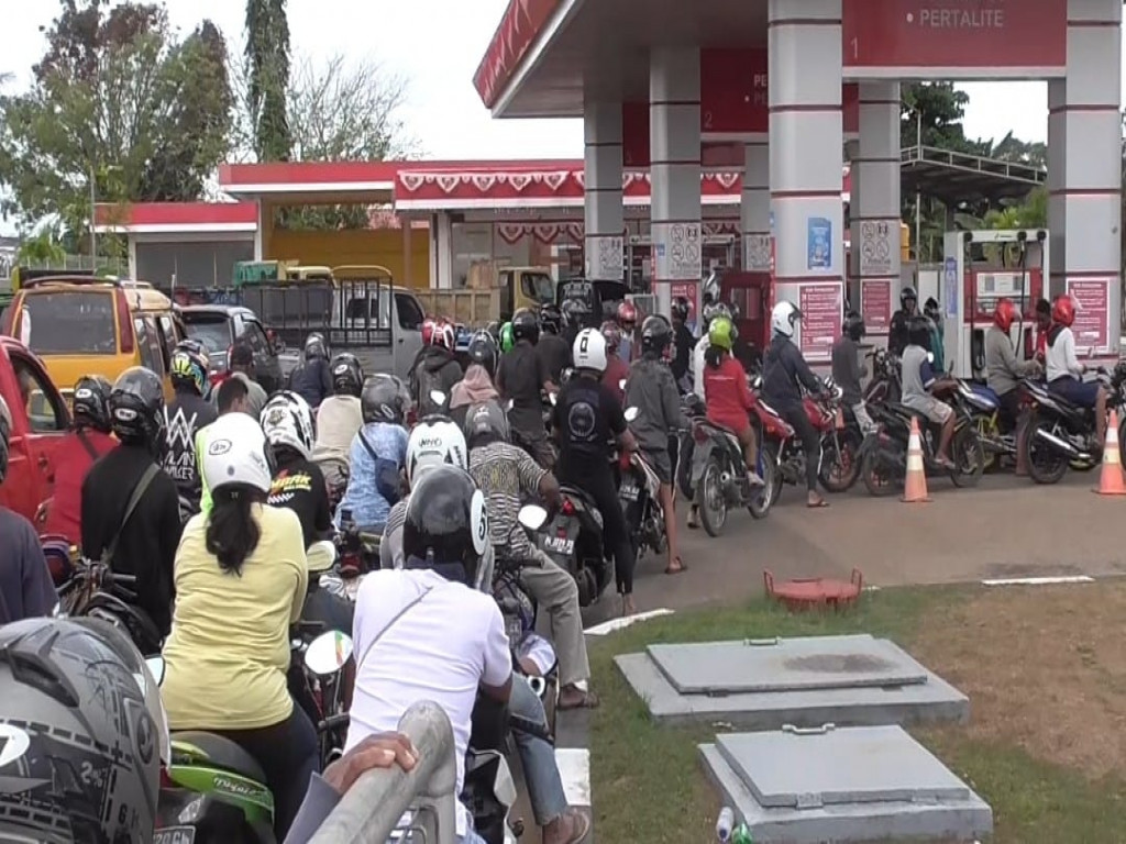 Cegah Tidak Saling Mendahului, Anggota Lantas Lakukan Pengamanan di Dua SPBU Merauke