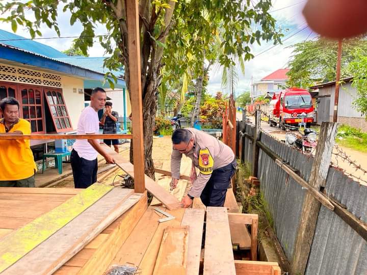 Polisi dan Warga Merauke Bangun Pos Kamling