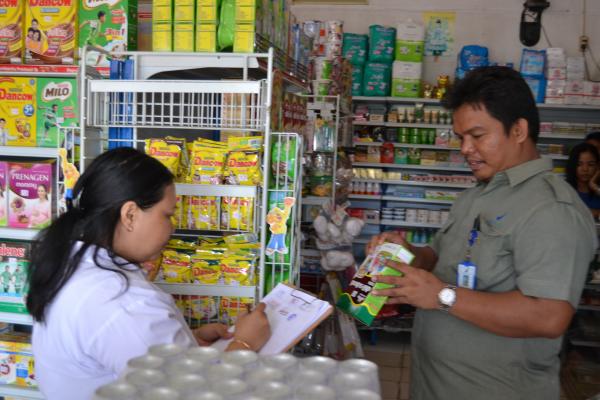 Dinkes Bersama Pos POM Sidak di Toko dan Swalayan