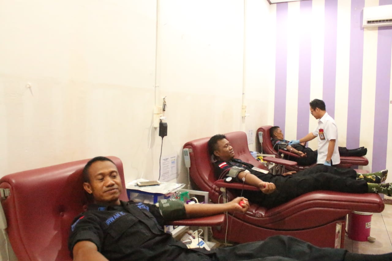 Peduli Sesama, Anggota Brimob  Mendonorkan Darah Ke PMI Merauke
