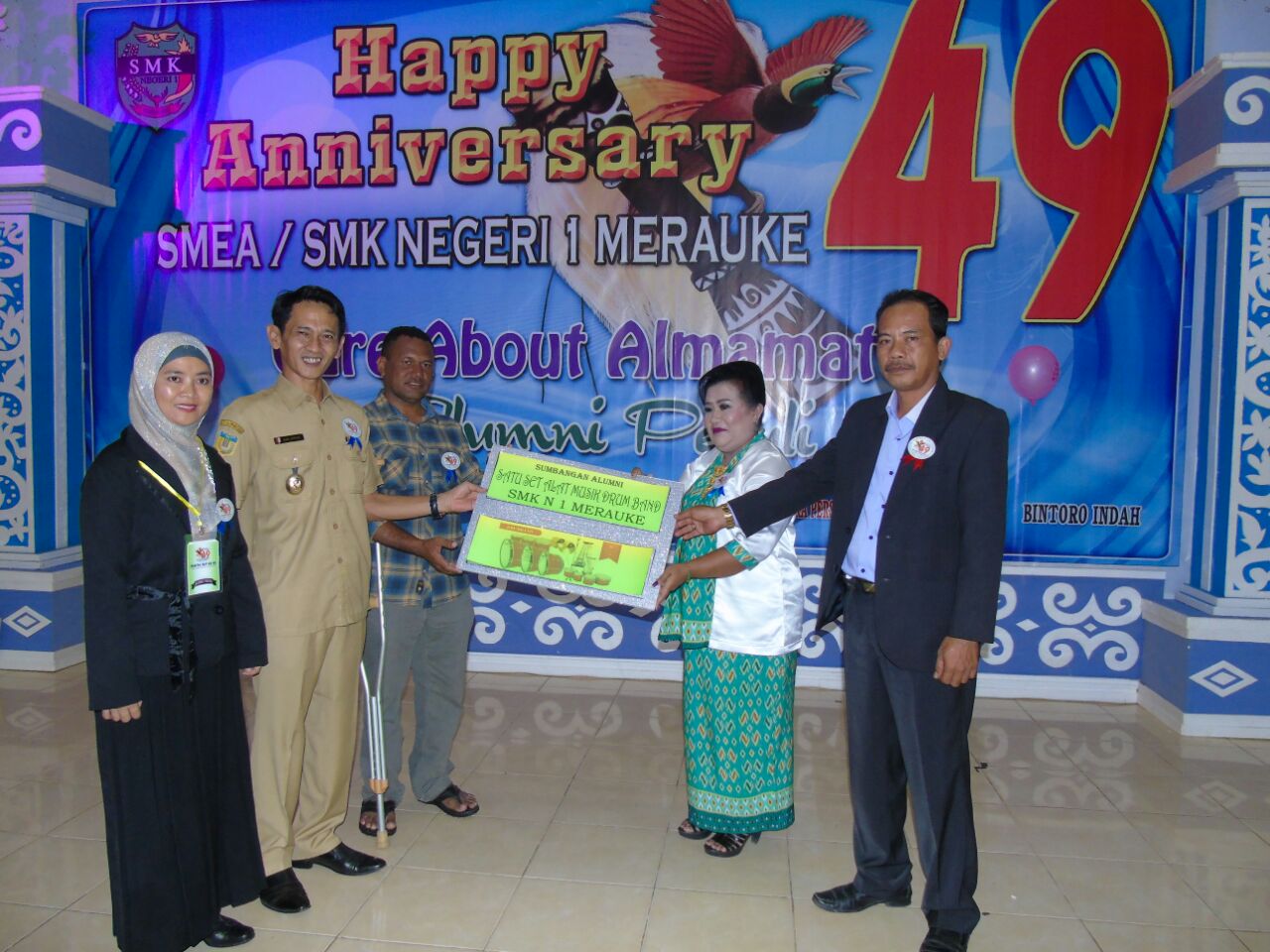 Satu Set Drumband Dihadiahkan Pada HUT-49 SMK Negeri 1 Merauke
