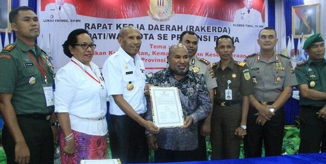 Resmi, Gubernur Lukas Enembe Tanda Tangani Perda Larangan Miras