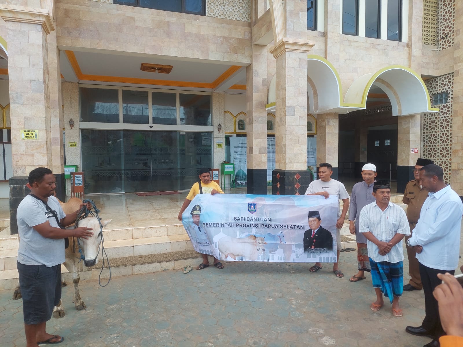 Sapi Kurban Bantuan Presiden Jokowi Diserahkan ke Masjid Raya Merauke