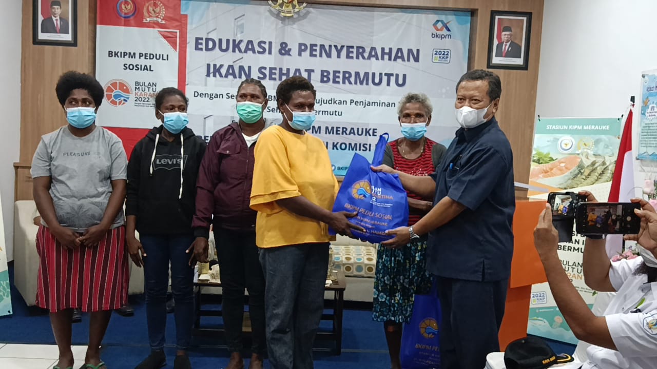 Masyarakat Merauke Terima 500 Paket Ikan Sehat Kerjasama KKP dan Komisi IV DPR RI 