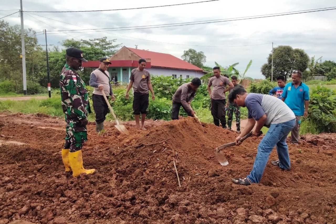 Babinsa dan Bhabinkamtibmas Kurik Merauke Perbaiki Jalan Rusak