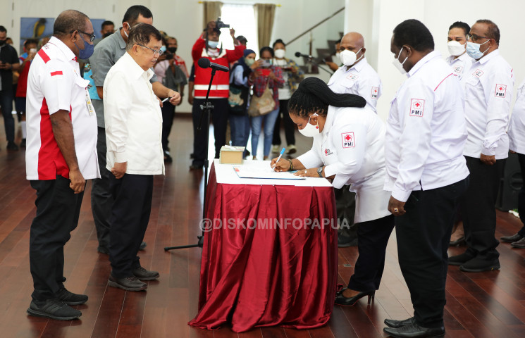 Jusuf Kalla Lantik Dewan Kehormatan dan Pengurus PMI Papua