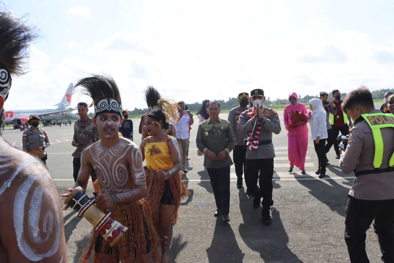 Pejabat Baru Kapolres Merauke Tiba di Bandara Mopah
