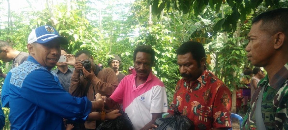 KNPI Merauke Bagi Sembako di Kampung Penduduk Asli

