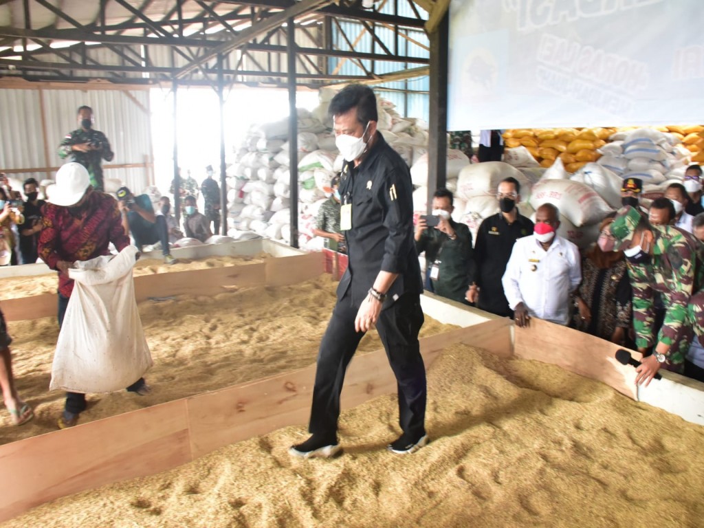 Kunker ke Merauke, Rice Miling Unit Milik Serka Ardian Didatangi Mentan SYL