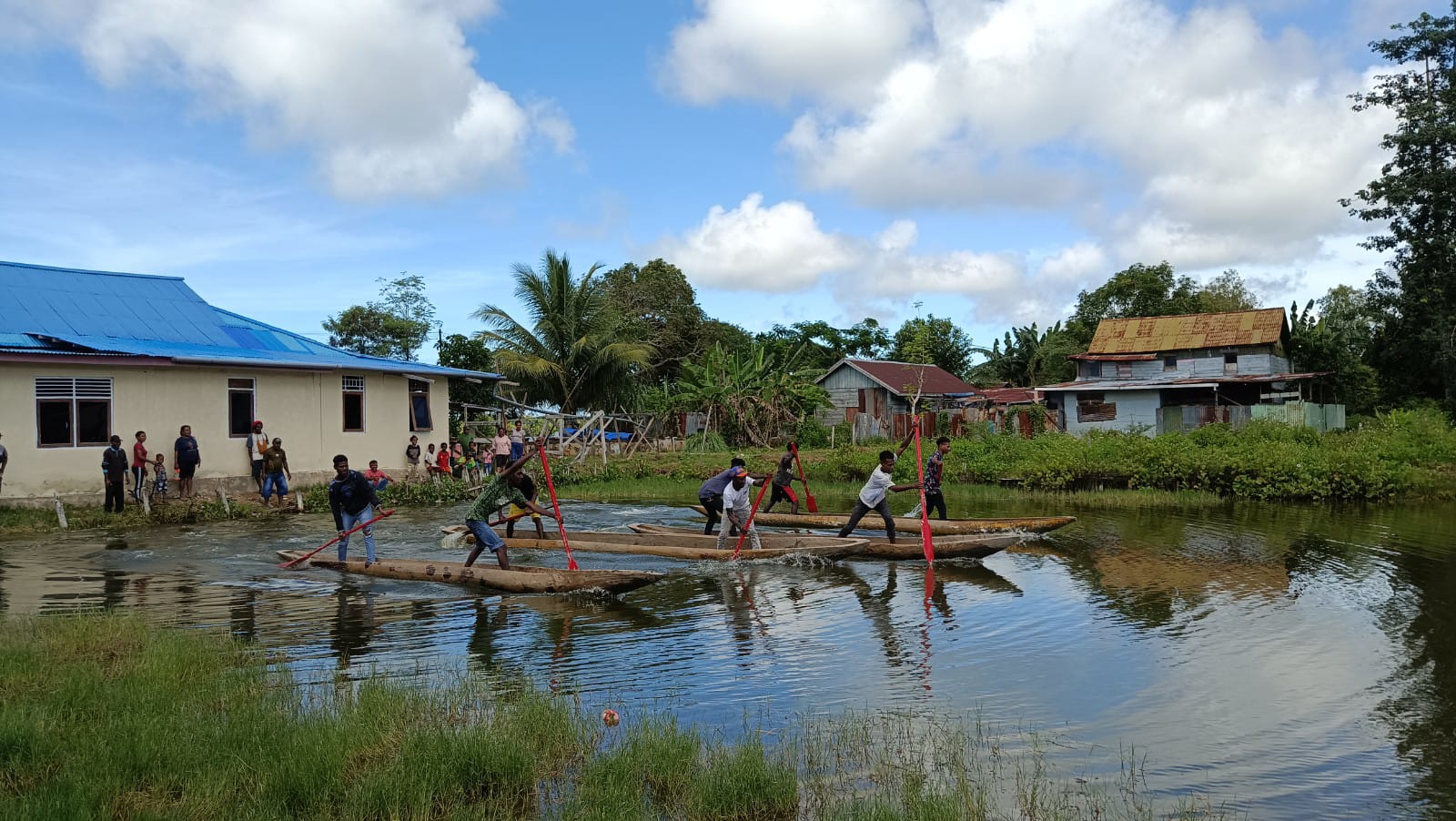 Ratusan Peserta OAP Ikuti Lomba Dayung Tradisional
