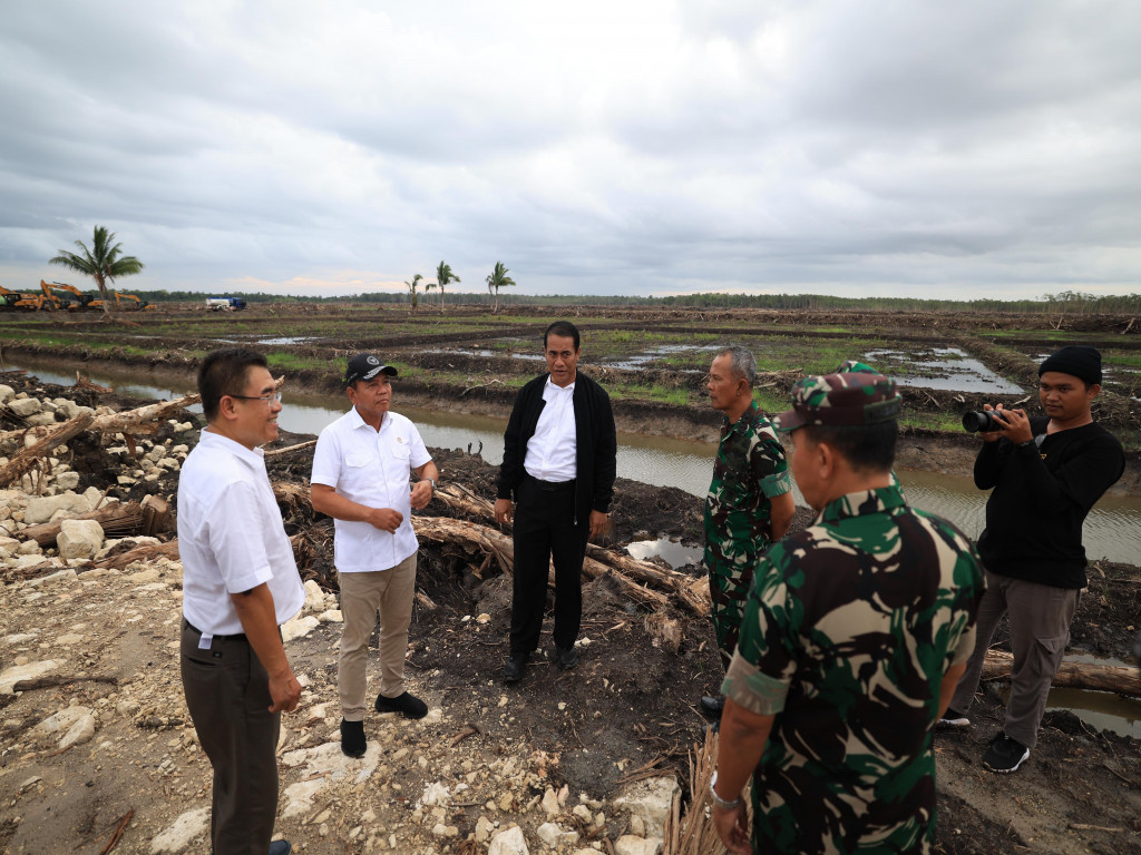 Kunjungi Kampung Wanam, Mentan Salurkan Beragam Jenis Benih dan Perlengkapan Pertanian
