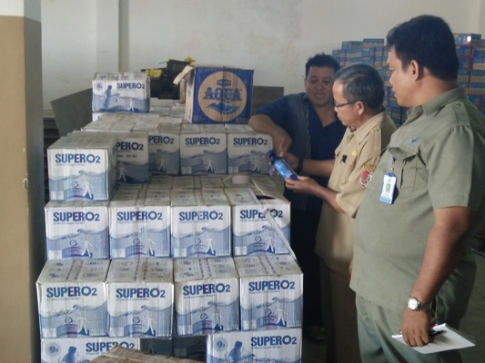 Petugas BPOM Merauke Temukan 202 Kardus Minuman Kedaluarsa