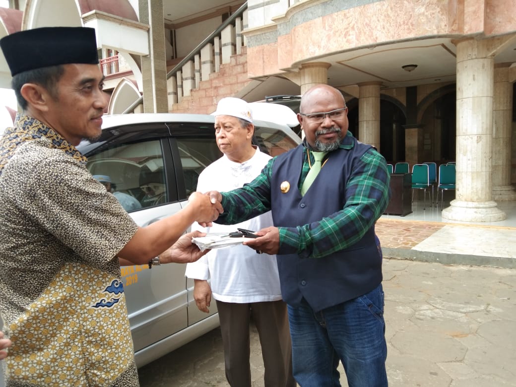 Bupati Merauke Serahkan Satu Unit Mobil Operasional Di Masjid Raya Al-Aqsa