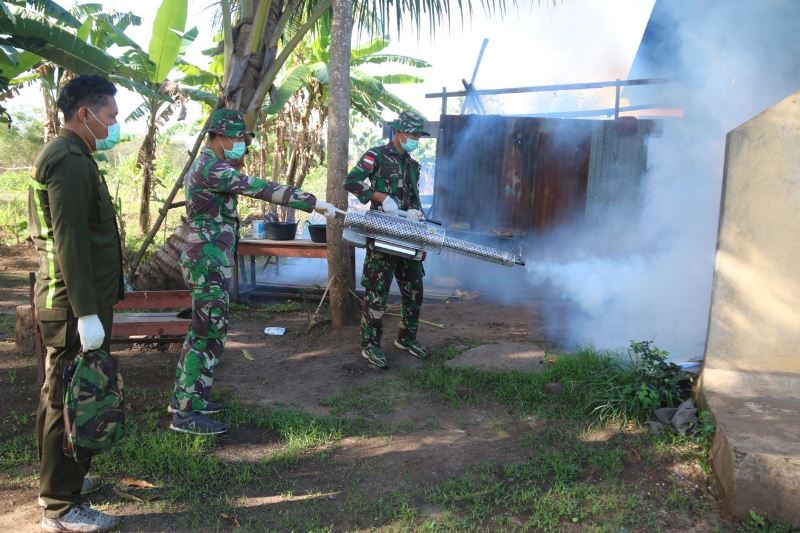 Antisipasi Malaria, Satgas Pamtas Lakukan Fogging Di Kampung Sota