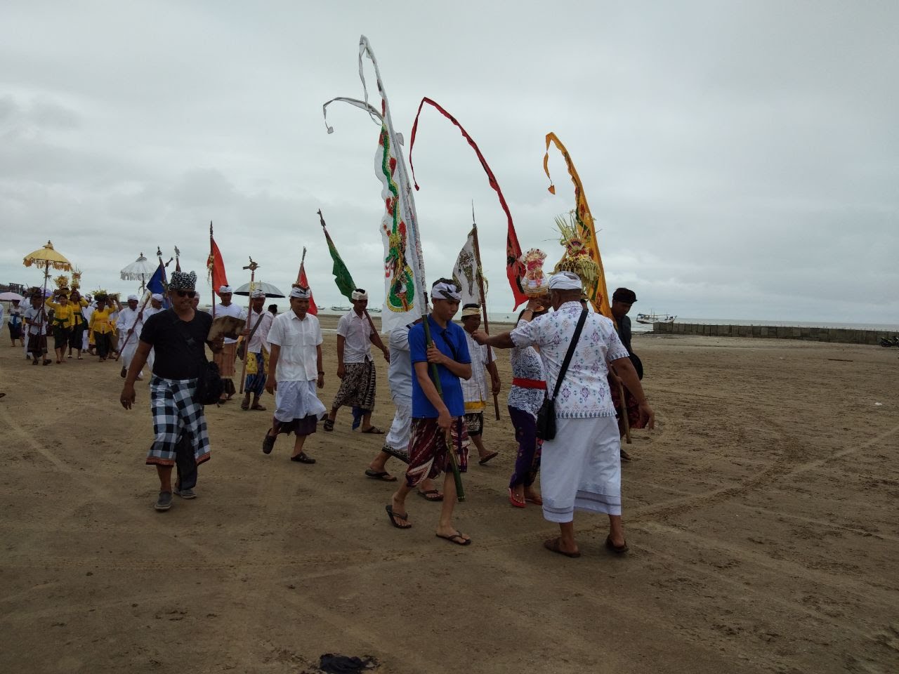 Warga Merauke yang beragama Hindu kemarin melaksanakan Melasti di Pantai Lampu Satu