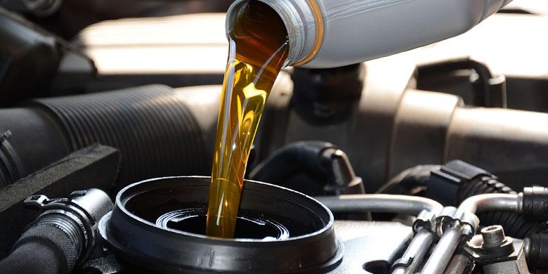 Mengapa Mobil Karburator Butuh Oli Lebih Kental?