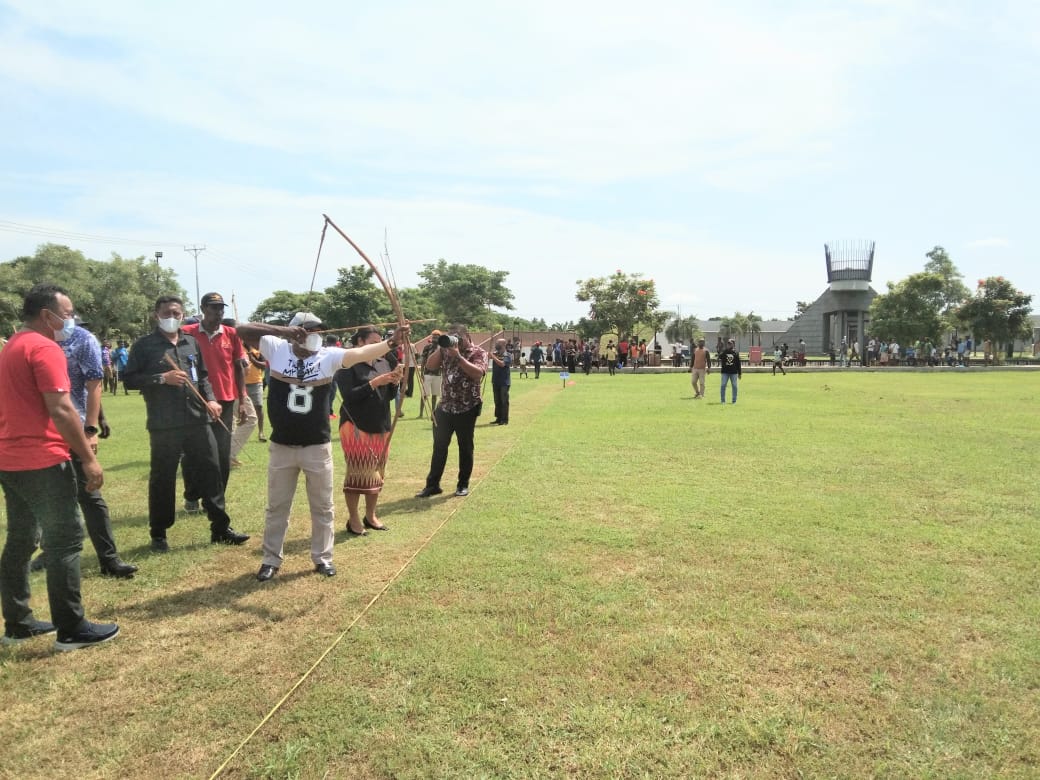 Masyarakat Asli Papua Diuji Kemampuannya Dalam Lomba Memanah