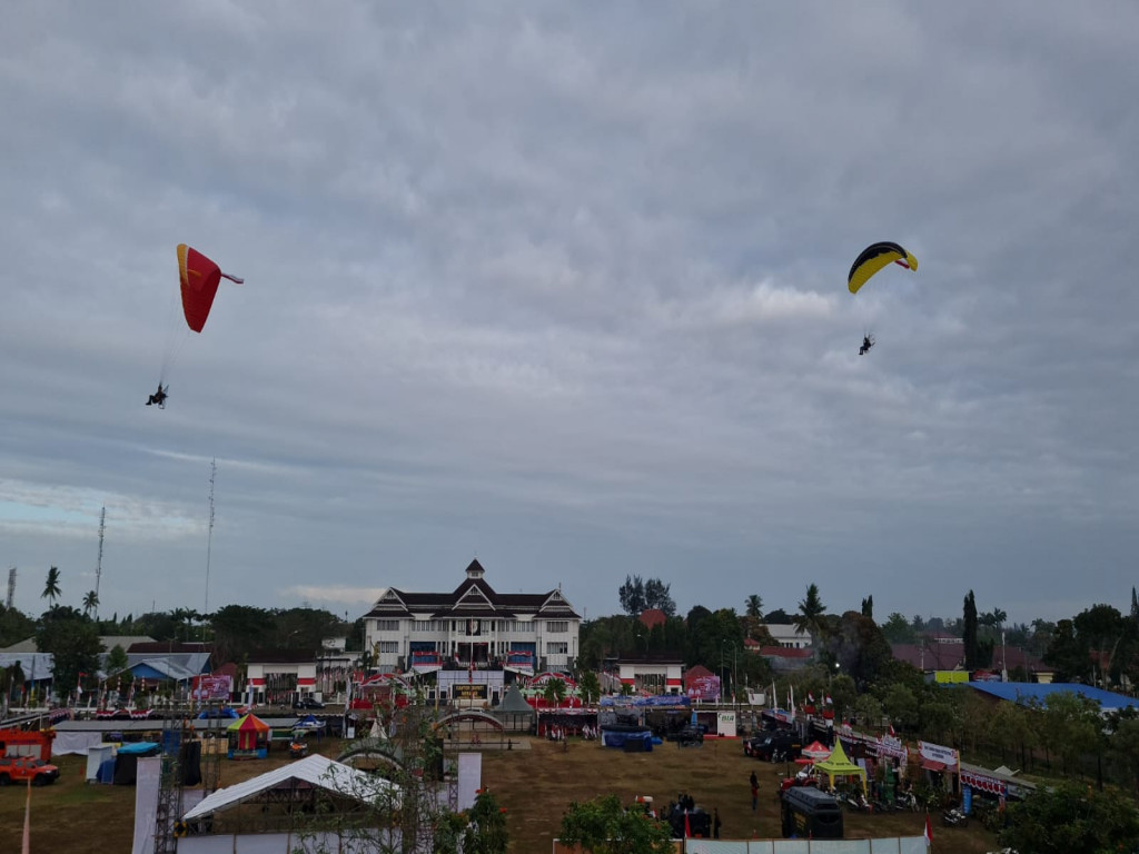 Paramotor TNI AU Kibarkan Bendera Merah Putih di HUT ke-77 Kemerdekaan RI
