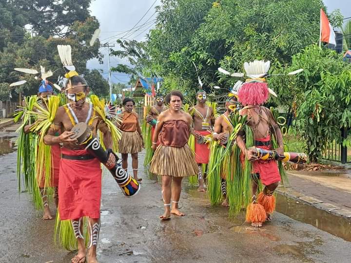 Memasuki Bulan Kitab Suci Nasional, Umat Paroki Santa Fatimah Gelar Perarakan