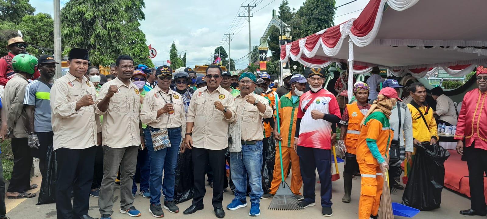 Petugas Kebersihan DLH Merauke Siaga Bersihkan Jalan 