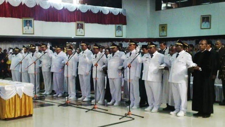 GUBERNUR PAPUA RESMI LANTIK 6 PASANGAN KEPALA DAERAH TERPILIH