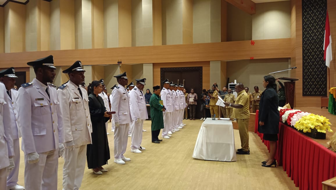 Puluhan Kepala Kampung di Merauke Dilantik Romanus Mbaraka
