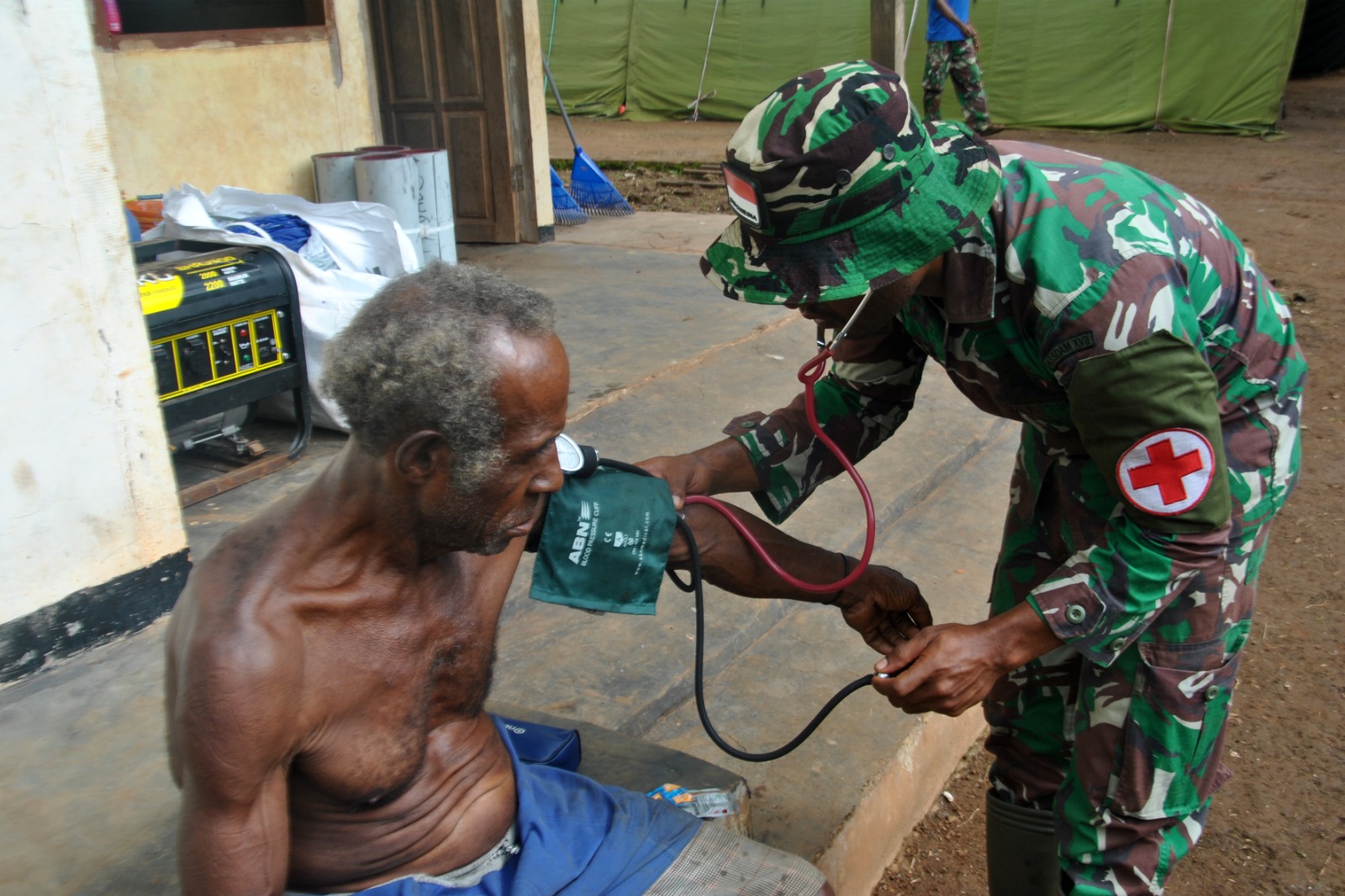 Warga Kampung Homlikya Terima Pelayanan Kesehatan Gratis dari Personil TMMD-116