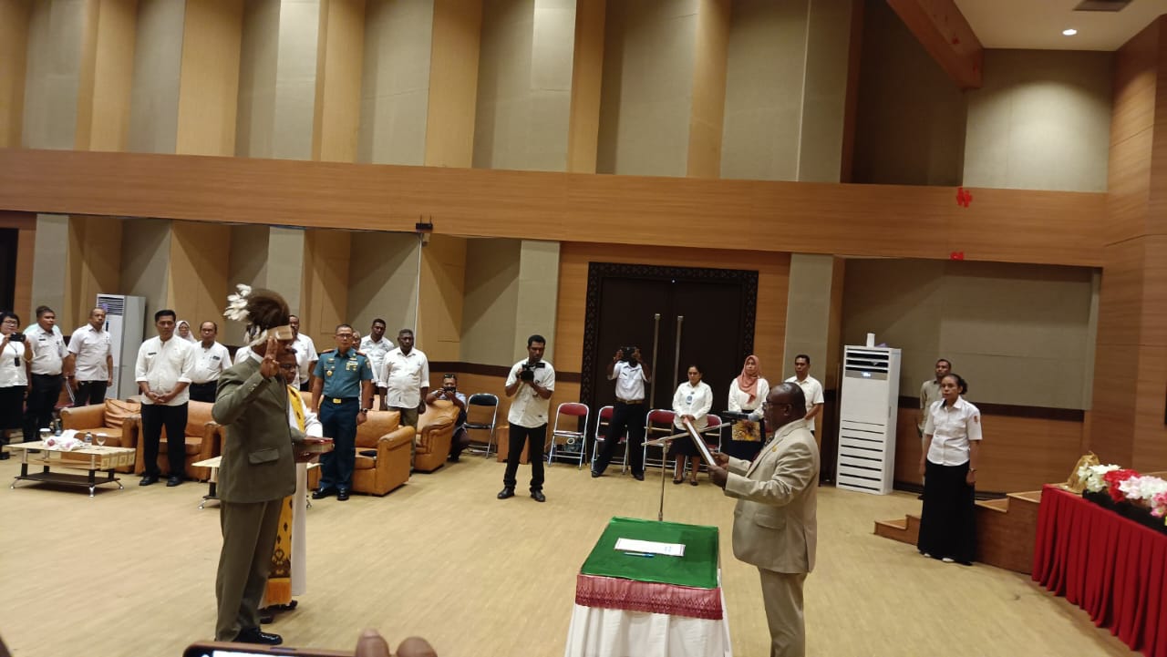 Pelantikan Sekda Merauke Yermias Ndiken oleh Bupati Romanus Mbaraka