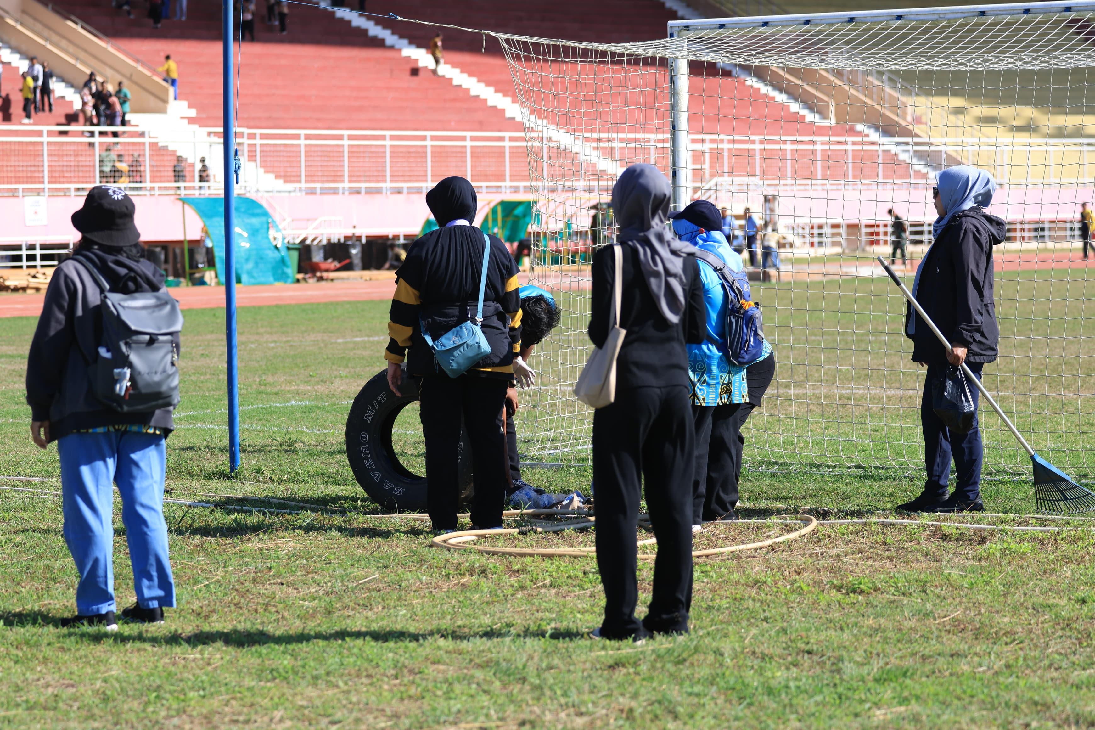 Persiapan Upacara HUT RI, Ribuan ASN Papua Selatan Bersihkan Stadion Katalpal Merauke 
