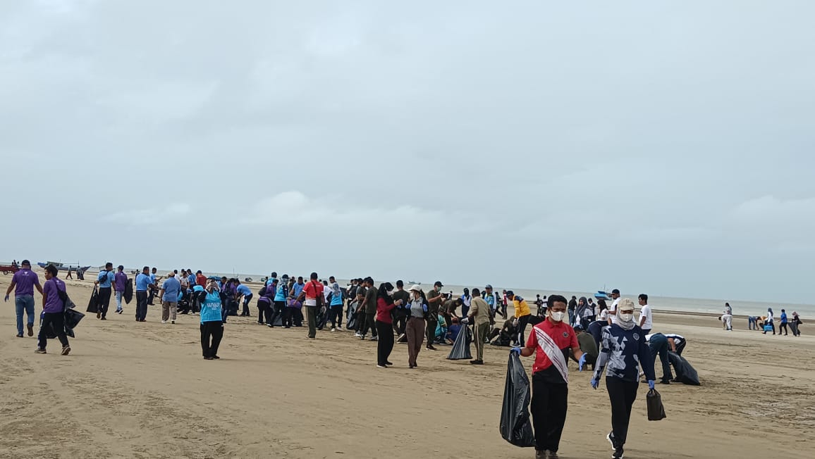 Dishub PPS Bersama Stakeholder Bersihkan Sampah Pantai Lampu Satu
