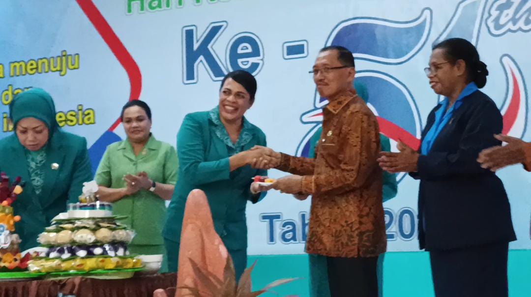 Hari Kesatuan Gerak PKK ke 51 di Merauke Dilakukan Pemotongan Tumpeng 