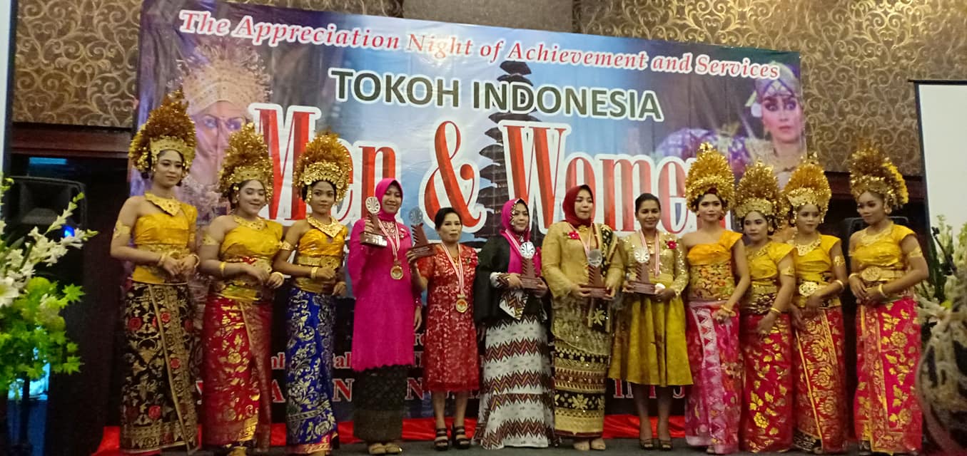 Ketua TP PKK Kabupaten Merauke Rinni N. Debore menerima Award Women of the year 2017-2018.